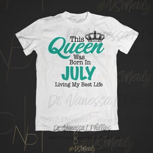 Puede incluir: Camiseta blanca con un gr&aacute;fico verde turquesa que dice "This Queen Was Born In July Living My Best Life". El gr&aacute;fico tambi&eacute;n incluye una corona negra.