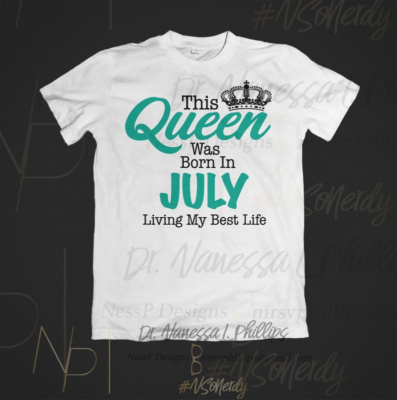 Puede incluir: Camiseta blanca con un gr&aacute;fico verde turquesa que dice "This Queen Was Born In July Living My Best Life". El gr&aacute;fico tambi&eacute;n incluye una corona negra.