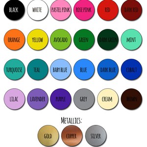 Pu&ograve; includere: Una tabella di colori solidi e colori metallici per adesivi in vinile. I colori includono nero, bianco, rosa pastello, rosa chiaro, rosso, rosso scuro, arancione, giallo, avocado, verde, verde scuro, menta, turchese, verde acqua, azzurro, blu, blu scuro, cobalto, lilla, lavanda, viola, grigio, crema, marrone, oro, rame e argento.