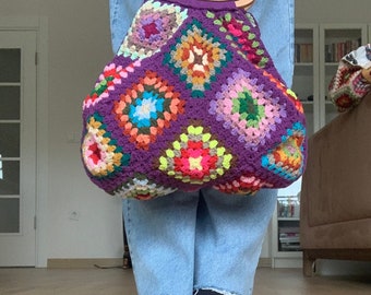 Sac fourre-tout violet au crochet avec poignées en bois de grand-mère. Coton coloré avec doublure