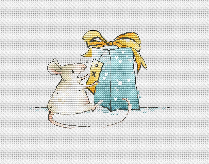 Puede incluir: Un rat&oacute;n blanco con una cola larga est&aacute; mirando una caja de regalo azul con un lazo amarillo y una etiqueta blanca. La etiqueta tiene una X negra.