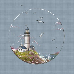 Könnte beinhalten: Ein weißer Leuchtturm mit blauem Dach steht auf einer felsigen Klippe mit Blick auf ein blaues Meer mit weißen Wellen. Der Leuchtturm ist von grünem Gras und rosa Blumen umgeben. Mehrere weiße Möwen fliegen am Himmel.
