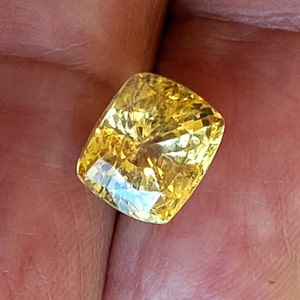 Yellow Sapphire, 5.84 ct, natural, AAAA+, certified unheated gem, Radiant Cut, beautiful color & high fire. Stunning. Collector&#39;s Item!