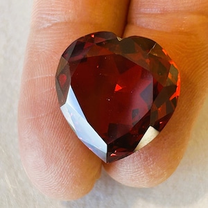 Rubí Paloma grande, 29,40 ct, AAAAA, creado en laboratorio, gema de primera calidad, corte exclusivo con un brillo excepcional. Tallado a mano. ¡Precioso corazón rojo!