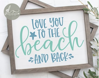 Peut inclure: Un fichier de découpe numérique avec le texte Love you to the beach and back en polices script et sans-serif bleu et sarcelle. Le design inclut une petite icône d'étoile de mer et des gouttes d'eau décoratives, aux formats SVG, DXF et PNG.