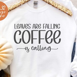 Les feuilles tombent, le café vous appelle svg | Citation d'automne svg | Citation svg automne | Citation de café svg | Svg café | Halloween SVG