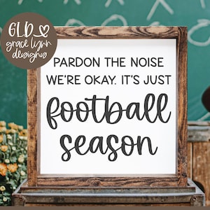 Scusate il rumore, stiamo bene, è solo la stagione del football / Citazione autunnale in formato svg / Citazione sulla stagione del football / Citazione sul football in formato SVG / Cartello divertente sul football