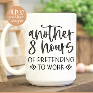Encore 8 heures à faire semblant de travailler | Travail drôle SVG | Citation drôle de bureau | Travail Humour svg | Citation drôle de collègue | Workuvre sarcastique svg