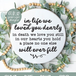 Dans la vie, nous vous aimions beaucoup citation - SVG commémoratif | Citation funéraire SVG | Citation de deuil | Signe "À la tendre mémoire" | Souvenir SVG | Plaque commémorative