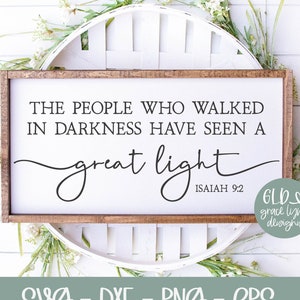 De mensen die in duisternis wandelden, hebben een groot licht gezien - Jesaja 9:2 | Schrift-svg | Bijbelvers-svg | Citaat uit de Schriften aan de muur