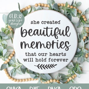 Ela criou lindas memórias - Memorial SVG | Citação de funeral SVG | Citação de luto | Placa em memória amorosa | Citação memorial | Placa memorial
