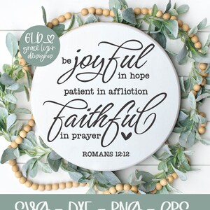 Estad gozosos en la esperanza - Romanos 12:12 - Escritura SVG / SVG religioso / Cita bíblica / Diseño de letrero cristiano