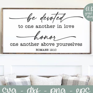 Dedíquense unos a otros en amor - Romanos 12:10 Escritura SVG / SVG religioso / Versículo bíblico SVG / Diseño de letreros de las Escrituras / Citas de fe SVG