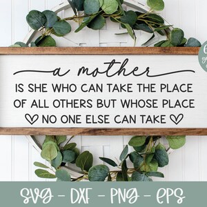 Op de afbeelding: Een houten bord met de tekst "a mother is she who can take the place of all others but whose place no one else can take" met een hartje aan weerszijden van de laatste zin. Het bord hangt aan een witte muur met groen blad erachter.