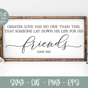 Könnte beinhalten: Ein Schild mit Holzrahmen und dem Text "GREATER LOVE HAS NO ONE THAN THIS, THAT SOMEONE LAY DOWN HIS LIFE FOR HIS friends JOHN 15:13" in schwarzer Schrift.