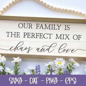 Unsere Familie ist Die Perfekte Mischung aus Chaos und Liebe | Familie SVG Zitat | Familie Zitat | Bauernhaus Zitat SVG | Familienschild Wandkunst