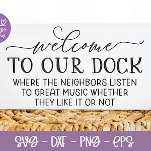 Op de afbeelding: Een wit houten bord met zwarte tekst die luidt: "Welkom bij onze steiger, waar de buren naar geweldige muziek luisteren, of ze het nu leuk vinden of niet".