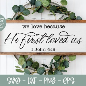 Amamos porque Él nos amó primero - 1 Juan 4:19 - SVG de las Escrituras / SVG religioso / SVG de versículos bíblicos / Diseño de letreros de las Escrituras