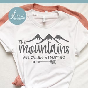 Les montagnes m'appellent et je dois y aller - Camping SVG | Citation de randonnée svg | Devis camping | Citation d'aventure | Aventure SVG | Svg montagnes