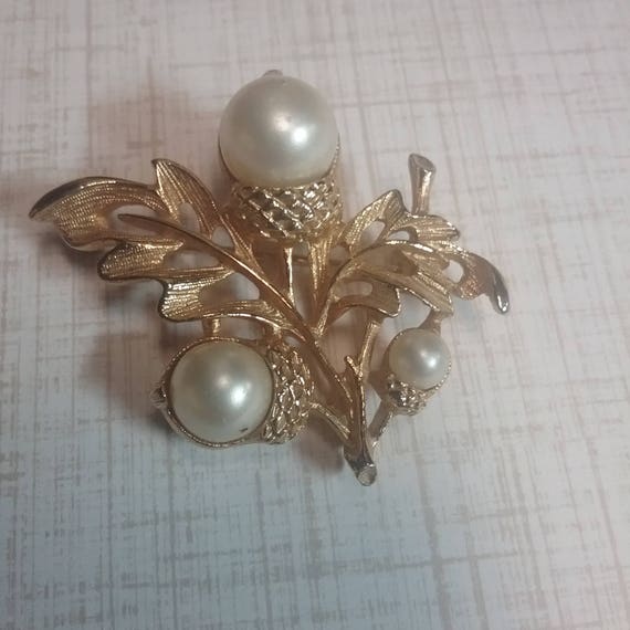 Vintage Fall Autumn Avon Gold tone Acorn Brooch P… - image 1