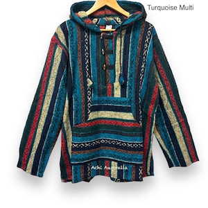 Peut inclure: Un poncho à capuche rayé turquoise, rouge, marron et blanc avec une fermeture à cordon. Le poncho a une grande poche sur le devant et le texte "Achi Australia" est visible en bas.