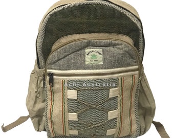 Puede incluir: Una mochila de cáñamo natural con un diseño tejido verde y marrón. La mochila tiene un compartimento principal grande, un bolsillo frontal más pequeño y dos bolsillos laterales. La mochila también tiene una cremallera y correas ajustables.