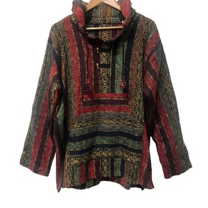 Pode incluir: Um casaco de moletom com capuz com um padrão listrado em vermelho, verde e azul marinho. O casaco tem um bolso canguru e um capuz com cordão.