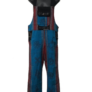 Op de afbeelding: Turquoise en donkerrode gestreepte overall met zwarte banden en geborduurde ontwerpen. De overall heeft een klein zakje aan de voorkant met een knoopsluiting.