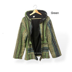 Könnte beinhalten: Grüne Kapuzenjacke mit schwarzem Reißverschluss und einem gestreiften Muster. Die Jacke ist aus einem weichen, bequemen Stoff gefertigt und hat eine lockere Passform.