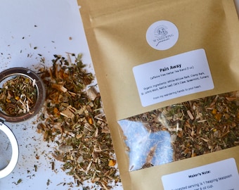 Pode incluir: Um saco de papel castanho com um rótulo branco que diz "Pain Away Caffeine Free Herbal Tea Blend (1 oz)". O rótulo lista os ingredientes orgânicos: casca de salgueiro branco, casca de câimbra, erva de São João, folha de urtiga, unha de gato, hortelã, açafrão. O rótulo também diz "From my wandering hands to your heart". O saco está aberto e a mistura de chá é visível no interior.