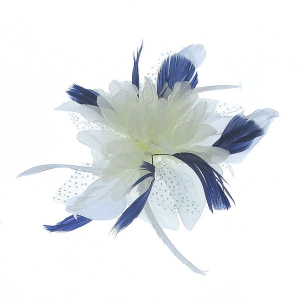 Peigne fascinateur à fleurs blanc cassé et bleu marine pour la fête des femmes, les mariages, les courses, le bal des finissants