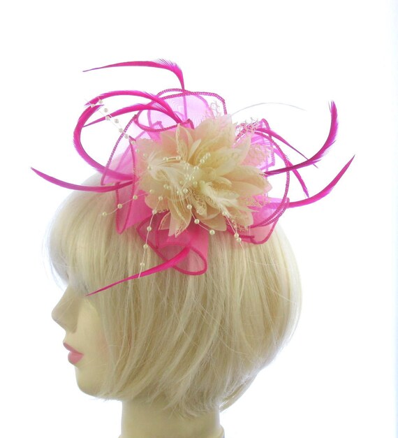 Clip Fascinator de la pluma Damas Crema Día Royal Ascot Carreras Boda Cabello Clip 1