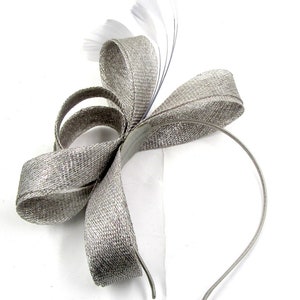 Funkelnder Silber Fascinator aus Sinamay und Feder Haarband, Ascot, Hochzeit, Ladies Day Bild 1