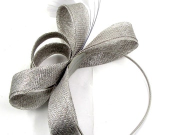 Funkelnder Silber Fascinator aus Sinamay und Feder Haarband, Ascot, Hochzeit, Ladies Day