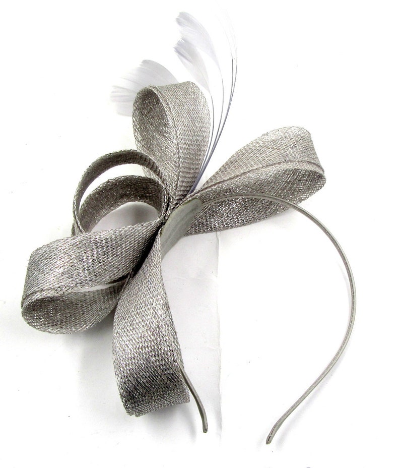 Funkelnder Silber Fascinator aus Sinamay und Feder Haarband, Ascot, Hochzeit, Ladies Day Bild 1