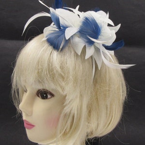 witte en marineblauwe fascinator hoofdband bruiloften, races prom afbeelding 2