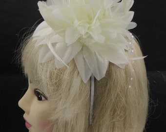Fascinator-Stirnband mit weißen Blumen, Federn und Perlen, für Hochzeiten, Rennen, Abschlussball