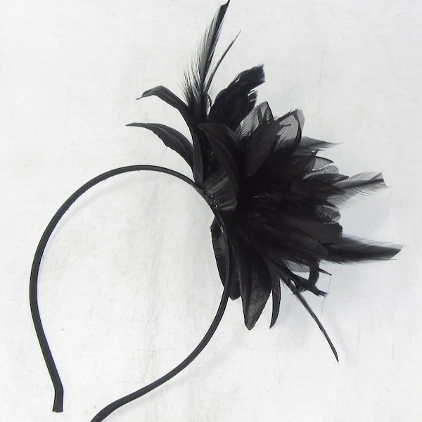 Alle zwarte bloemen en veren facinator hoofdband, bruiloften, races, prom.