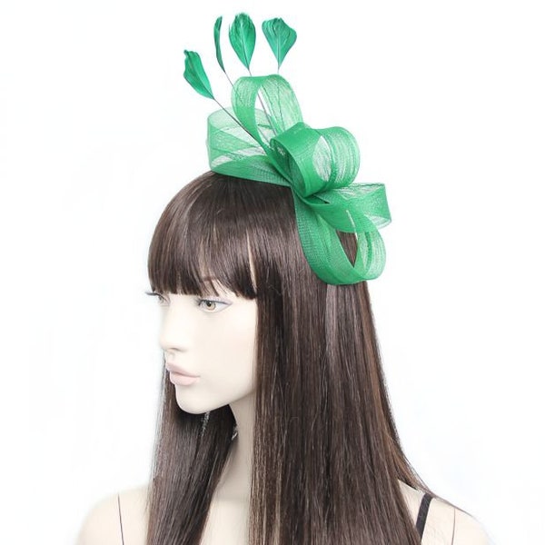 Filet en boucle vert forêt et bandeau de chapeau de facinateur de plumes, mariages, bal de courses