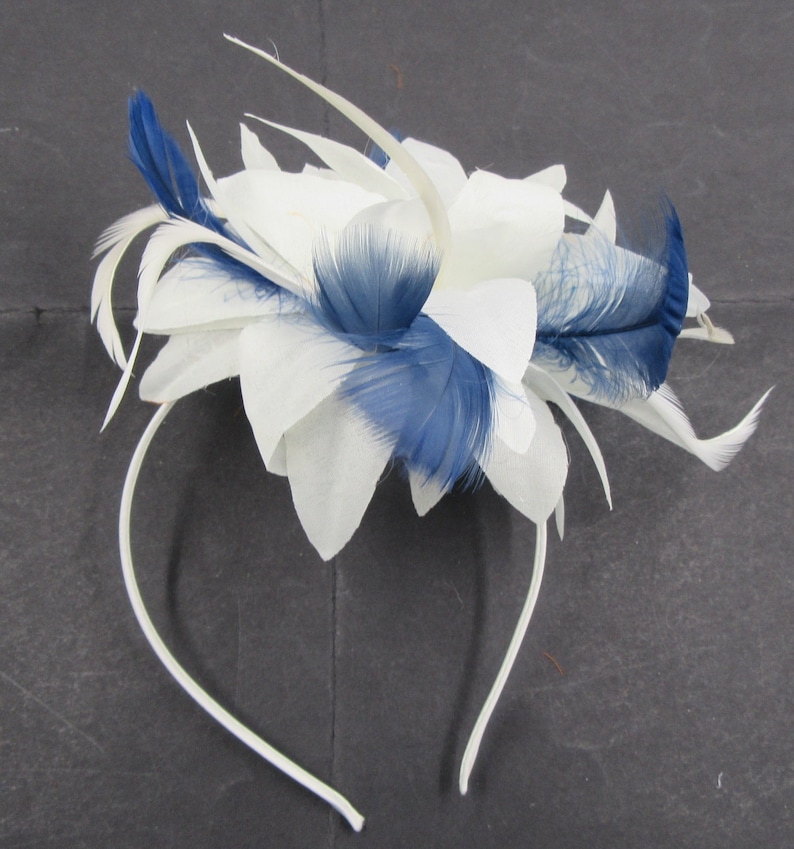witte en marineblauwe fascinator hoofdband bruiloften, races prom afbeelding 1