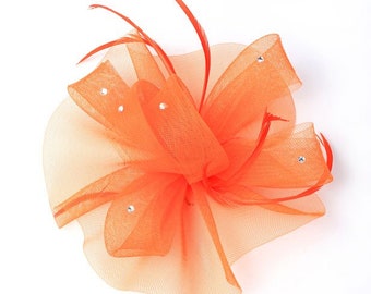 Red naranja en bucle y fascinador de plumas con detalles de gemas en un clip de pico, bodas, carreras, baile de graduación