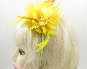 fascinator giallo su una fascia per matrimoni, gare, ballo di fine anno