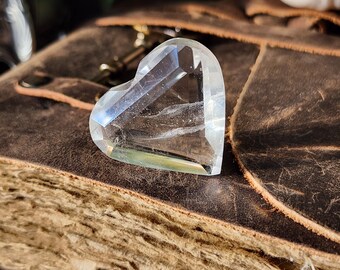 CLEAR QUARTZ HEART 17.72g lemurian quartz