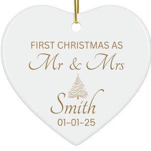 Adorno de nuestra primera Navidad como Sr. y Sra., adorno de Navidad para el primer matrimonio, adorno de boda personalizado de 2025, adorno de recuerdo para el Sr. y la Sra.