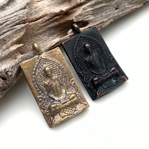 Colgante amuleto de Buda sentado cuadrado de latón dorado y negro, de Tailandia (disponible en 2 opciones) (MAP29)