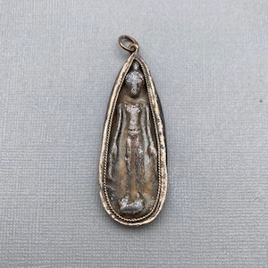 Amulet w kształcie stojącego Buddy (w kształcie łzy) z Tajlandii (LAP26)