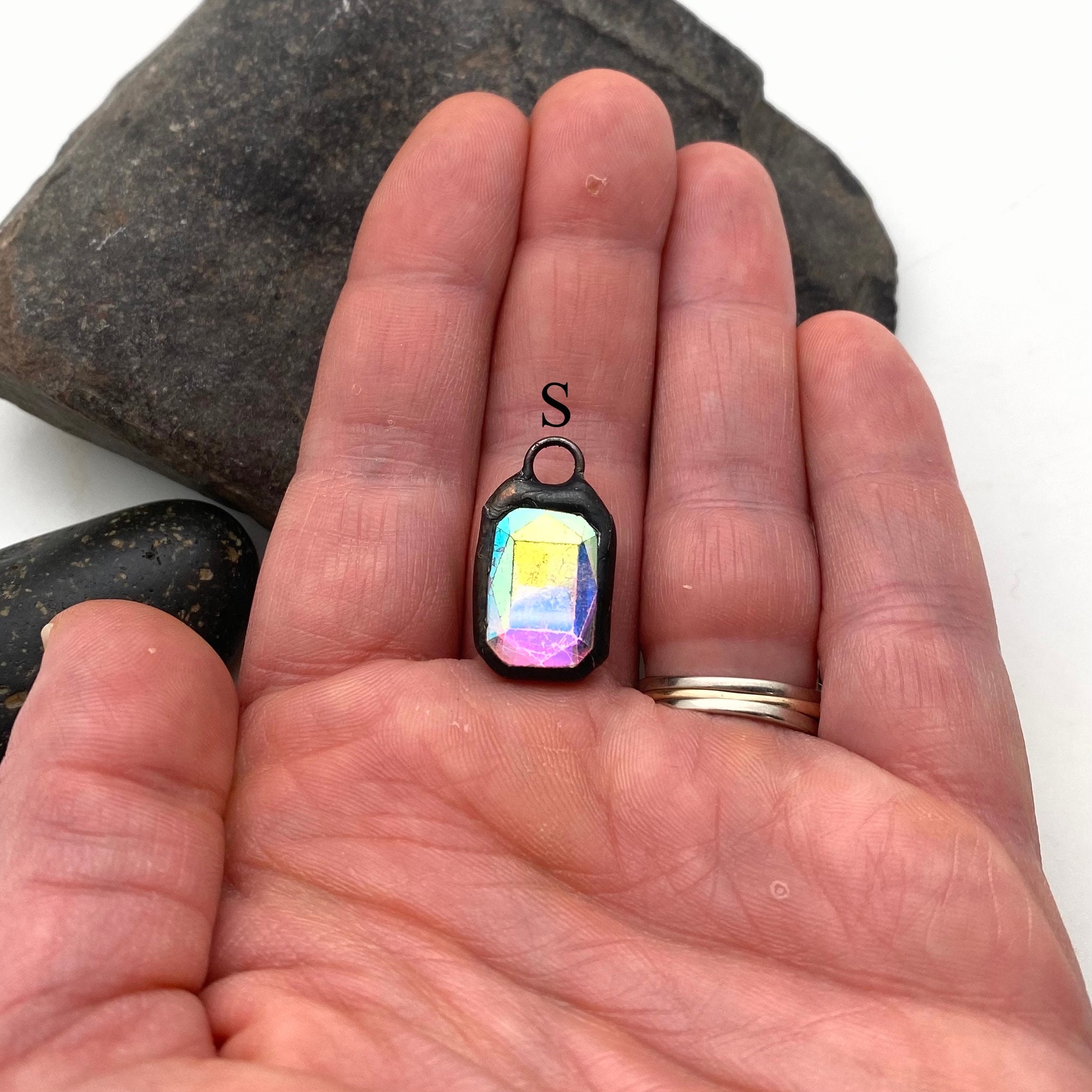 Northern Lights「水」ペンダント A Rectangular Aurora Borealis Rhinestone Soldered Pendant