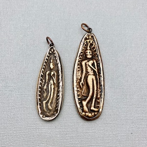 Amulet w kształcie stojącego Buddy z Tajlandii (dostępny w 2 opcjach) (LAP33)