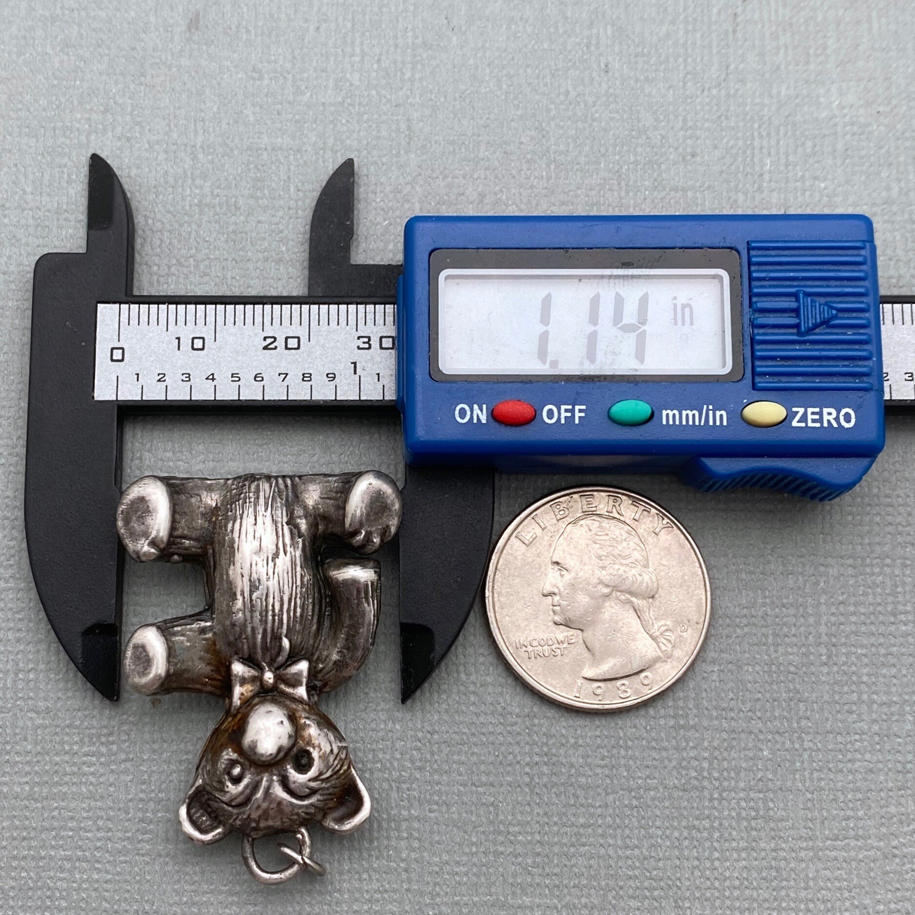 Pendentif Ancien Ours En Peluche En Argent Massif Avec Nœud Papillon - Occasion (bon état)
