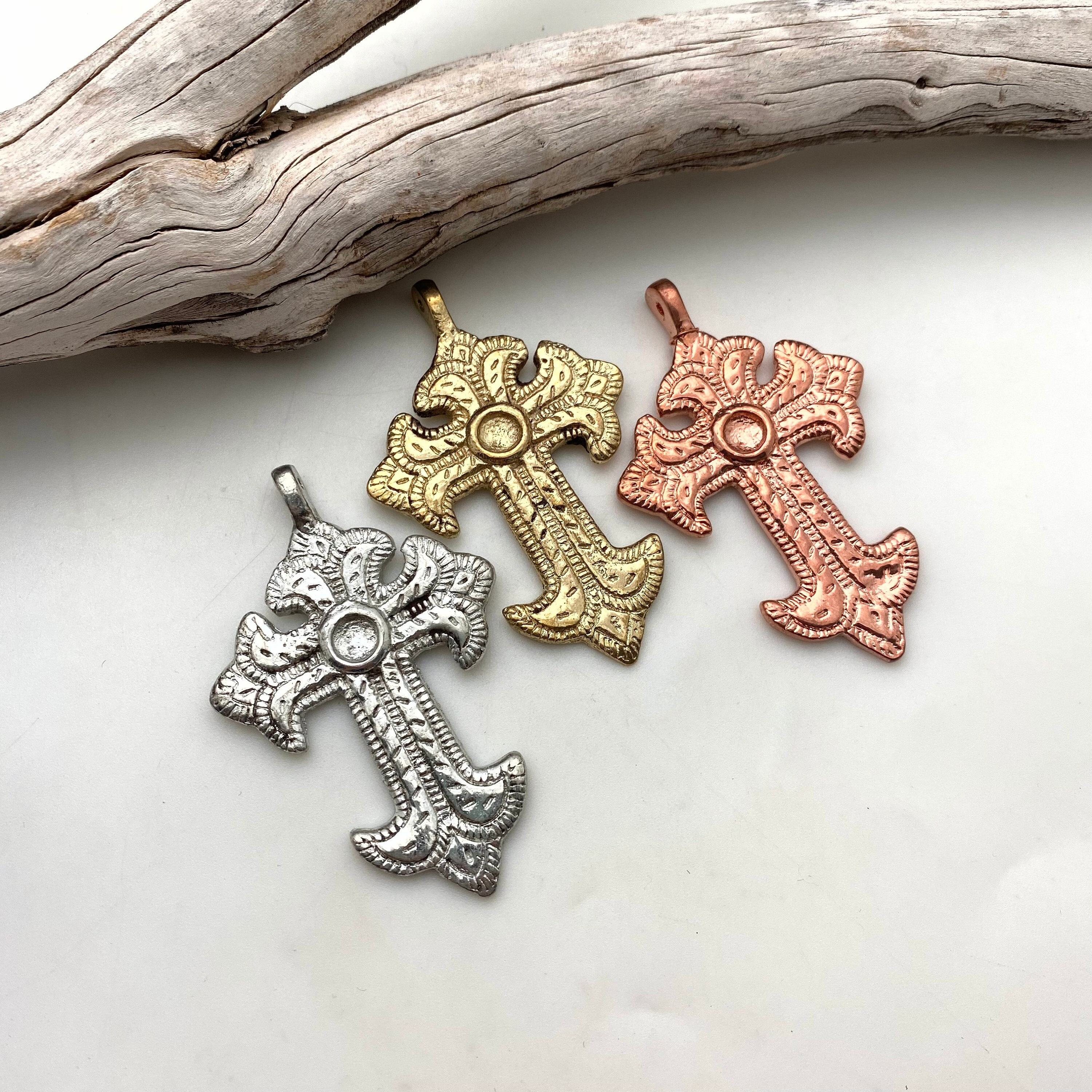 Pendentif Croix Chrétienne En Laiton - 6.4 Cm - Finition Métallisée Multicolore - Lot 2722 - Neuf